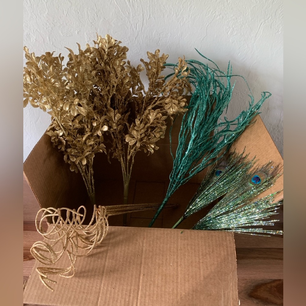 Assortment of glittery accent pieces 🏷️ Donating soon, make an offer!